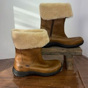 Women’s UGG classic camel leather short boots/booties. Size 8. EUC.